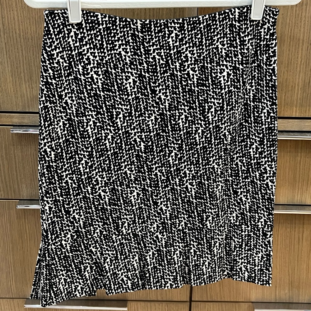 Ann Taylor Print Skirt w/pleated bottom